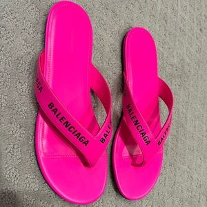 BALENCIAGA NEON PINK SMOOTH CALF LOGO FLIP FLOPS size 37 NIB 🏖️🏝️⛱️